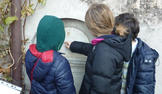 Durante il percorso si potrà osservare ed entrare nelle antiche ed abbandonate tombe che ancora conservano parte dell affascinante decorazione ad affresco e stucco, conosceremo nomi e vicende di