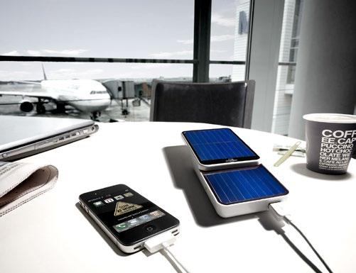 32 I SunCharger L IMPIANTO FOTOVOLTAICO TASCABILE SunCharger di SolarWorld è il primo caricatore portatile al mondo a combinare alimentatore, batteria e generatore solare in un solo apparecchio.