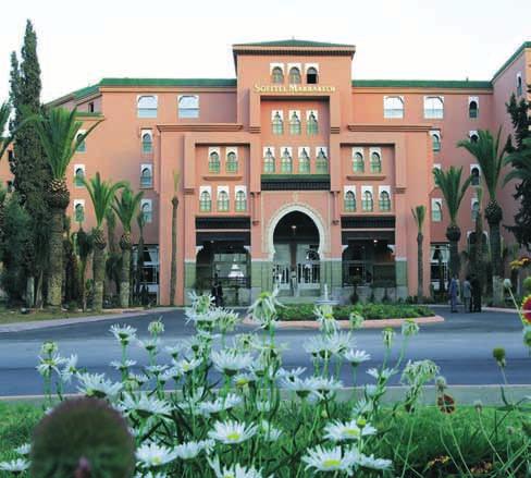 Sofitel Situato nel cuore più antico di, vicino alla storica Medina, questo prestigioso albergo riesce a fondere armoniosamente architettura moderna e richiami della classica tradizione marocchina.