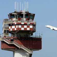 Dopo 25 anni dall'ultima ristrutturazione, la torre di controllo dello scalo di Fiumicino si è rifatta il look e oggi, con la rimozione delle ultime protezioni, è tornata a spiccare sullo scalo con