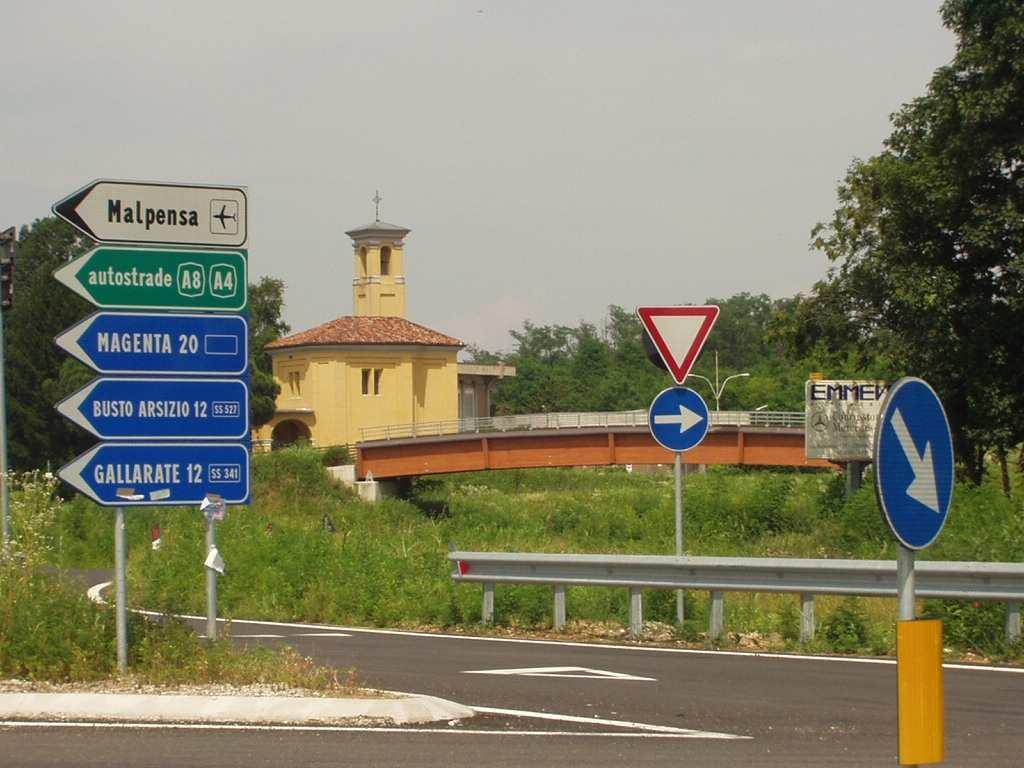 LA MOBILITA (/6) In primo piano: il raccordo tra il tracciato in trincea della Boffalora-Malpensa e la viabilità ordinaria in località Vanzaghello; sullo sfondo la chiesetta di Madonna della Neve.