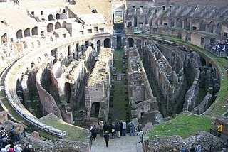ANFITEATRO FLAVIO L'Anfiteatro Flavio è uno dei due anfiteatri romani esistenti a Pozzuoli. La cavea, divisa in tre livelli di gradinate, permetteva di contenere fino a 20.000 spettatori.