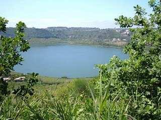 Il lago d'averno, di origine vulcanica (dal greco "senza uccelli" perché il gas sulfureo uccideva gli uccelli), era molto famoso nell'antichità perché lo si credeva la porta degl'inferi (Ade).