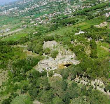 Proseguendo, si giunge ad una terrazza appartenente con ogni probabilità ad un complesso residenziale che usufruiva del forte dislivello in funzione panoramica.