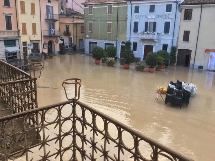Rivergaro - Piazza Paolo In provincia di Parma i danni hanno interessato la porzione montana del territorio parmense e principalmente la Val Ceno e l alta Val Taro, a causa di smottamenti,