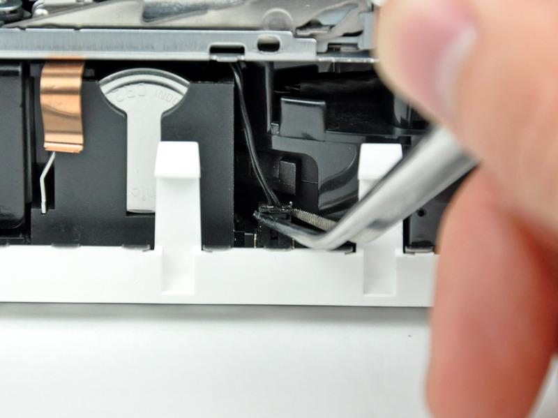 Passo 9 Ruotare il Mac mini affinché il meccanismo di caricamento dello slot SuperDrive sia rivolto verso l'utente.