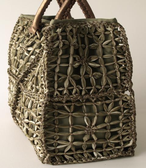 La collezione presenta modelli di borse e portafogli realizzati in pelle dove il contrasto scelto dalla stilista è tra la vernice e la pelle scamosciata.