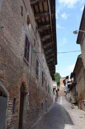 Partendo da Asti, il paese si raggiunge in un quarto d ora d auto passando da Quarto, Castagnole Monferrato e da qui proseguendo sulla strada provinciale 14.