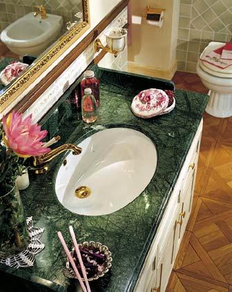 Particolarmente intonato all ambiente è questo piano in marmo Verde Guatemala con lavabo ovale sottopiano.