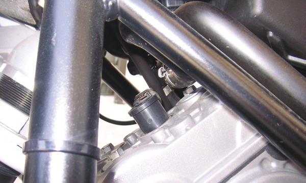 FIG.A 1. Rimuovere la sella, entrambe le carrozzerie lateralie la copertura frontale del motore Cablaggio del PCV 2.