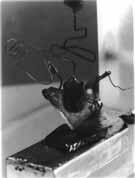 D. Ielmini Elettronica dello Stato Solido 01 25 1947: il primo transistor Dicembre 1947: Brattain (sperimentale) e Bardeen (teorico) lavorano ad un transistore a contatto di punta al germanio Due