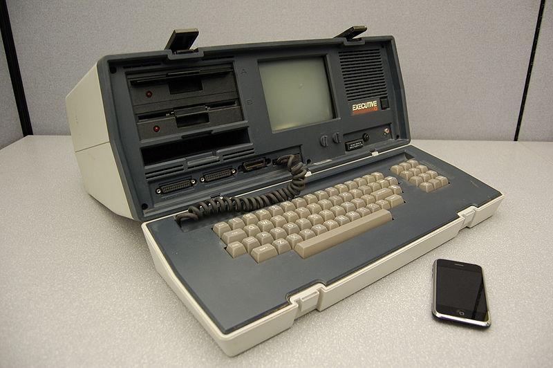 Legge di Moore: wikipedia An Osborne Executive portable computer, from 1982, and an iphone, released 2007 (iphone 3G in picture).