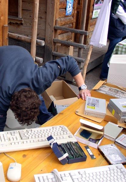 I risultati della Giornata il tecnorecupero Naturalmente, il cuore dell evento è sempre rimasto lo scambio di oggetti, distribuiti e ordinati - grazie al lavoro di numerosi volontari - sotto una