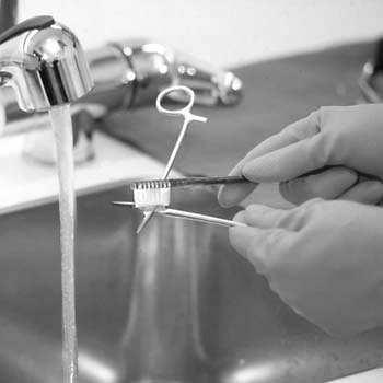 Pulizia, disinfezione e sterilizzazione Un efficace sterilizzazione dipende dai seguenti fattori: Pulizia gli strumenti da sottoporre a sterilizzazione devono essere preventivamente puliti a fondo,