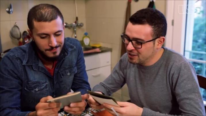 Salve! La cena sta per finire, i ragazzi stanno mangiando il dolce che Tarcisio ha preparato.