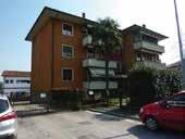 Newspaper Aste - Tribunale di Vicenza N 41 / 2017 (mq 113) al p.3: ingresso aperto sul soggiorno, cucina abitabile, veranda, bagno, 2 camere grandi ed una singola. Cantina ed un garage singolo.