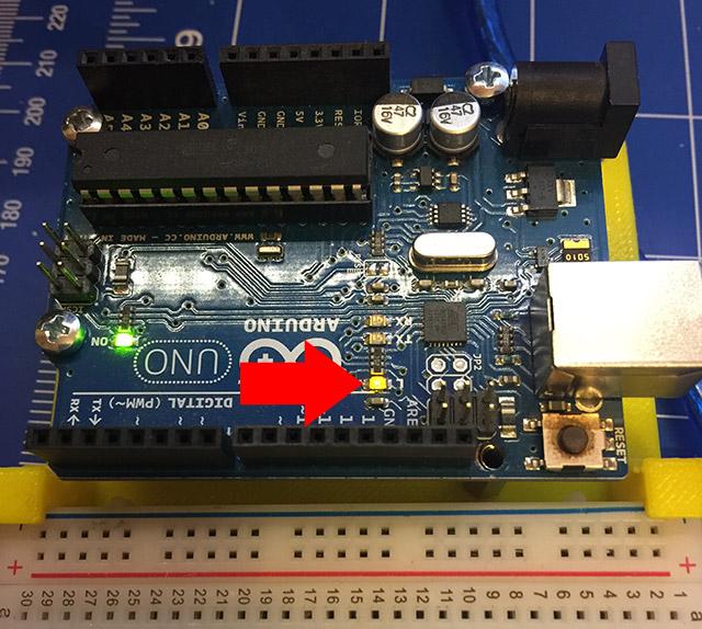 il LED che lampeggia è fisicamente collegato al Pin 13 di Arduino ed il programma consente di accendere e spegnere ripetutamente il LED fino a quando non togliamo alimentazione alla scheda.