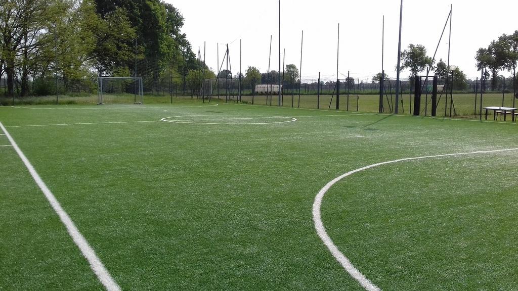 CAMPO DA CALCIO SINTETICO A 5 CON IMPIANTO DI ILLUMINAZIONE Il campo da calcio A5 è pavimentato con tappeto erboso sintetico recentemente sostituito con nuovo manto sintetico.