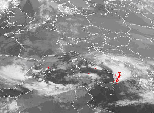 convettivi organizzati, che generano temporali ancora localmente intensi tra Sardegna e regioni