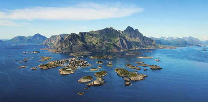 COME FIORI SULL ACQUA In alto: Panoramica del villaggio di Reine (isola di Moskenesøy). A sinistra: Villaggio di Henningsvær (Austvågøy).