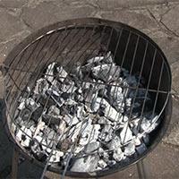 Ponete dei fogli di giornale all interno del vostro barbecue e imbevete un batuffolo di cotone con un po d olio; quindi versateci il carbone sopra.