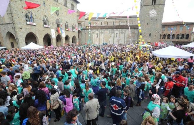 In tutto, un cerchio lungo milleottocento metri, costituito tutto da bambini che si tenevano per mano nel nome della solidarietà.