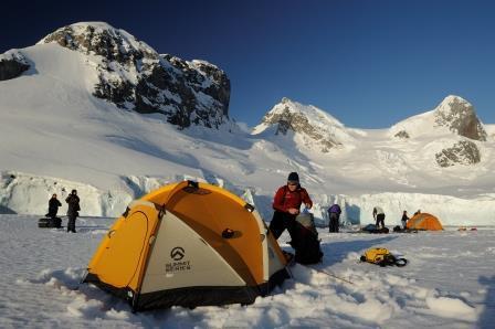 Ogni giorno, lo staff naturalistico di bordo presenterà ai partecipanti gli aspetti salienti delle diverse tematiche che riguardano il continente antartico: la flora, la fauna, la storia, le