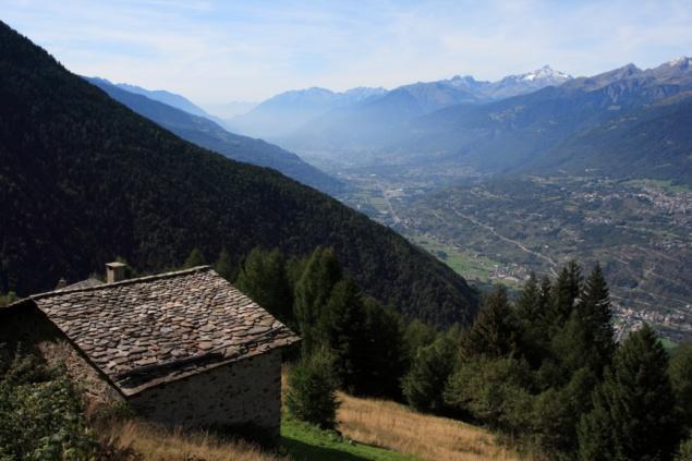 Il percorso continua, deviando sulla destra, su un sentiero Sentiero del Tumel che porta salendo senza grandi strappi verso la malga Magnolta.