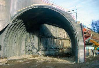 Figura 23 - Galleria sud, imbocco sud: sottopasso della linea ferroviaria del Brennero, posa in opera degli elementi tubolari portanti in acciaio Data l obliquità del sottopasso, le luci dei portali