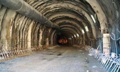 sopra al solettone di fondazione, andranno a comporre il pre-portale; - messa in opera dei tiranti in testa al preportale, lato linea ferroviaria, finalizzati alla stabilizzazione della struttura