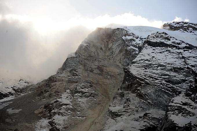 Figura 16 - La nicchia di distacco della frana ripresa dalla sommità della morena laterale destra del Ghiacciaio delle Locce il 1 gennaio 2016 (f. Andrea Tamburini).