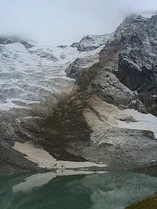 Figura 20 - (a destra) L accumulo della frana del 2010 si era arrestato a poche decine di metri dalla sponda del Lago delle Locce (f. Ettore Schranz, 26.09.2010).