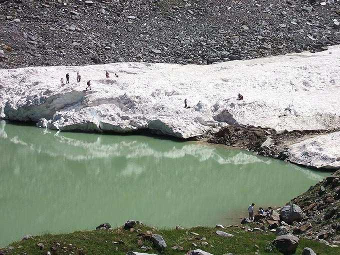 Figura 23 - Il Lago delle Locce e la testata del bacino glaciale omonimo, il 20 giugno 2013 (f. Francesco Rota Nodari, SGL).