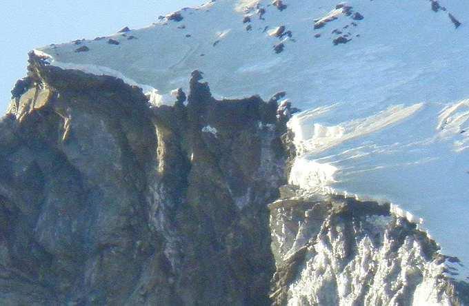 Figura 8 - Il margine netto e frastagliato del Ghiacciaio del Signal segue esattamente l orlo della nicchia di distacco.