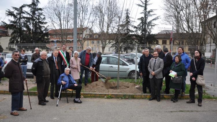 Momento della Cerimonia di messa a dimora dell'albero alla memoria del Prof.