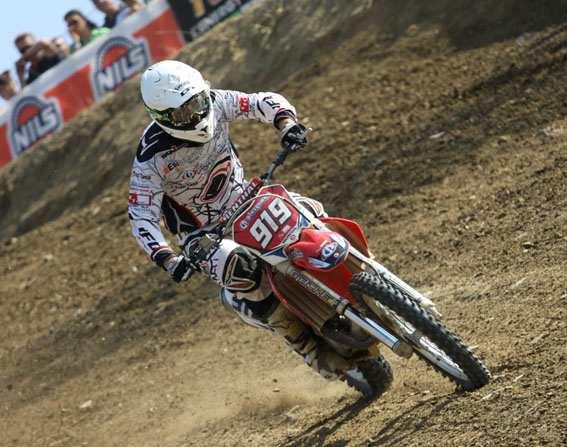 Alessandro Pagliacci (numero di gara 919) ha sancito il suo sigillo sul Campionato Italiano MX1 Over 21 in occasione dell ultimo appuntamento stagionale disputato a Città di Castello (foto sopra).