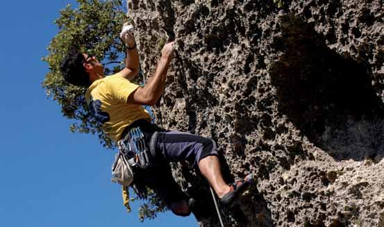 Oltre i vertical limits. Un sogno di pietra levigata da vivere armati di sole mani e piedi: il free climbing in Liguria è una realtà oltre i confini dell immaginazione e oltre le regole della gravità.