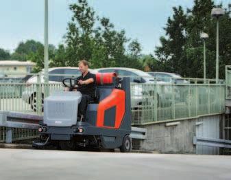 Le grandi spazzole laterali convogliano lo sporco verso la spazzola centrale 6. La pulizia degli angoli è un'operazione semplice e veloce.