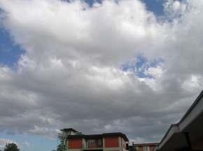 Altostrati: strati o banchi continui di nuvole grigie di notevole estensione orizzontale che possono coprire in parte o in tutto il cielo.