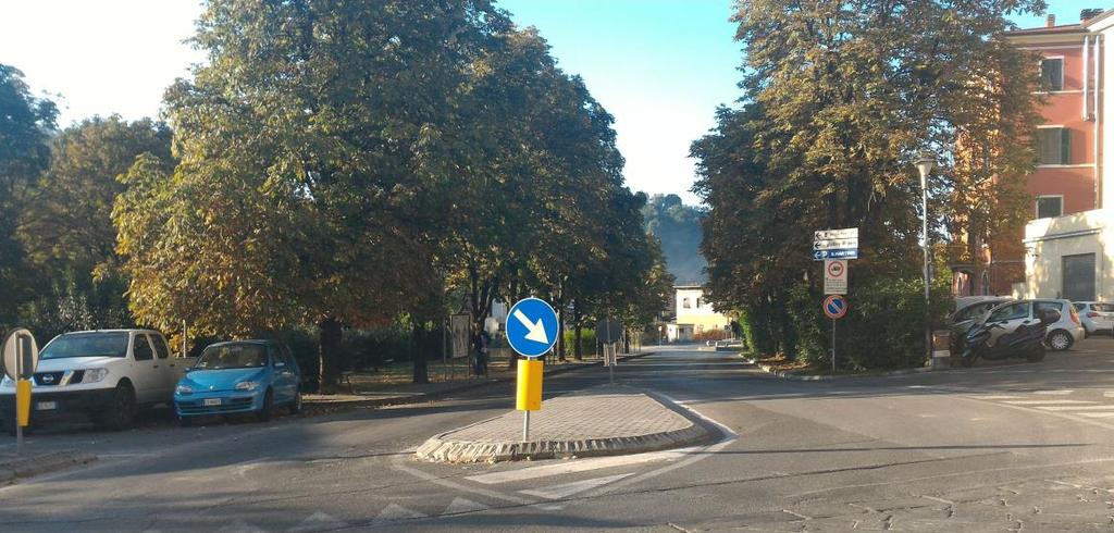 Nel tratto iniziale lato est sono presenti su ambi i lati marciapiedi, alberature e zone a verde (vedi foto n.10).