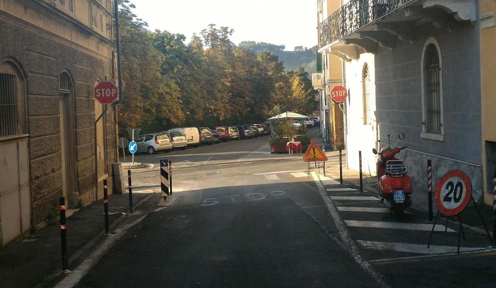 Presenza di paletti pedonali dissuasori (vedi foto n.1 e n.