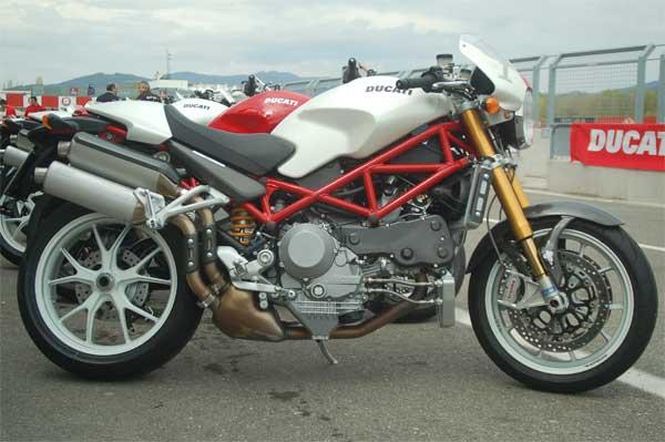 L'ESTETICA Era il 1993 al salone di Colonia la Ducati presentava la versione definitiva di un prototipo che avrebbe segnato un nuovo corso nella storia delle moto nude.