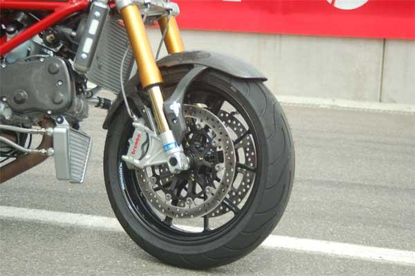 Anche per l avantreno è stato scelto un cerchio Marchesini, sempre a 5 razze con disegno a Y in lega di alluminio, lo stesso montato sulla Ducati 999S.