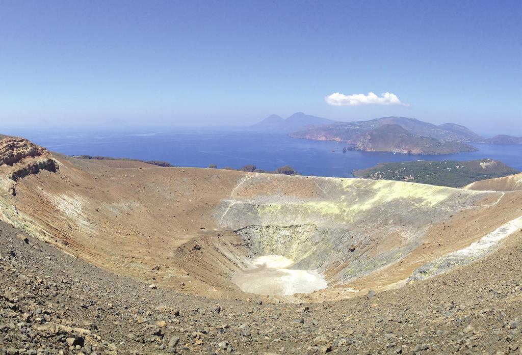 prima circolare CoV 10 Le escursioni scientifiche sono delineate per evidenziare la variabilità dell attività eruttiva dei diversi vulcani italiani e il loro impatto sul territorio.