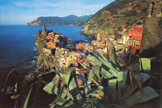 1. Territorio e clima Una sottile fascia montuosa, che si stende ad arco sul mare: così ci appare, sulla carta geografica, la Liguria, una delle più piccole regioni italiane.