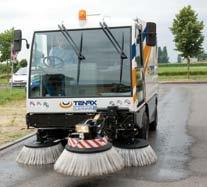 The front brush ensures an even larger sweeping path and allows the operator to collect waste in difficult