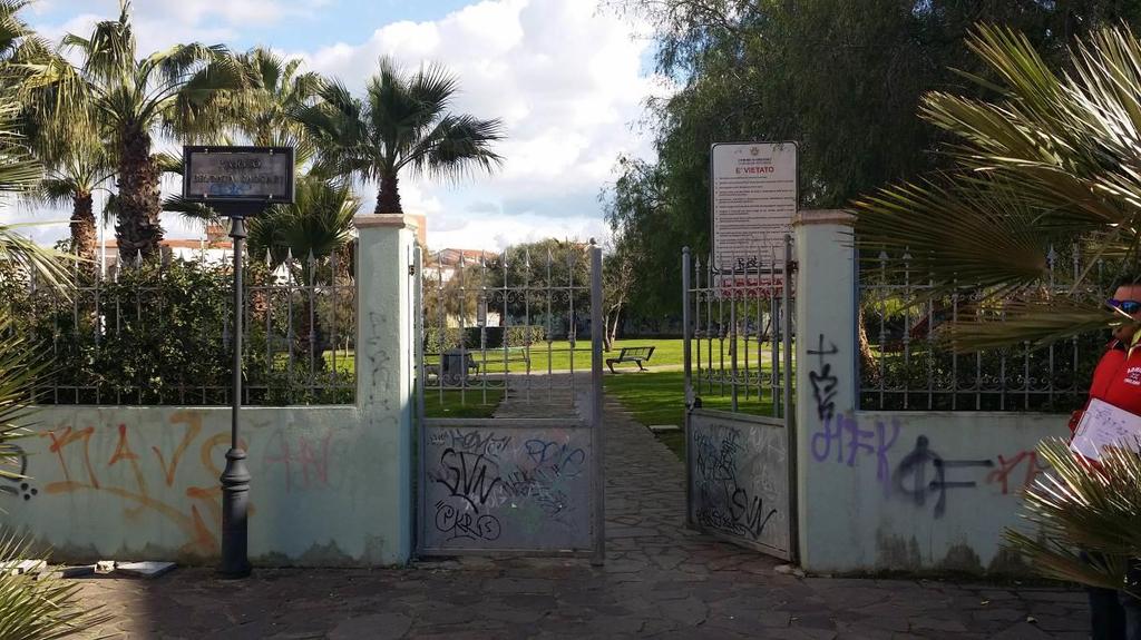 2 DESCRIZIONE E SITUAZIONE ATTUALE DEL PARCO Foto 1 - Ingresso principale L area in oggetto si presenta in un buono stato di conservazione.