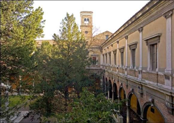 2- chiostri della biblioteca classense La Classense deve la sua origine e il suo nome di abbazia e biblioteca ai monaci Camaldolesi che, fuggiti dai luoghi insicuri di Classe, dopo la