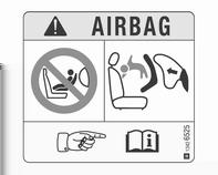 Sedili, sistemi di sicurezza 53 EN: NEVER use a rearward-facing child restraint on a seat protected by an ACTIVE AIRBAG in front of it; DEATH or SERIOUS INJURY to the CHILD can occur.