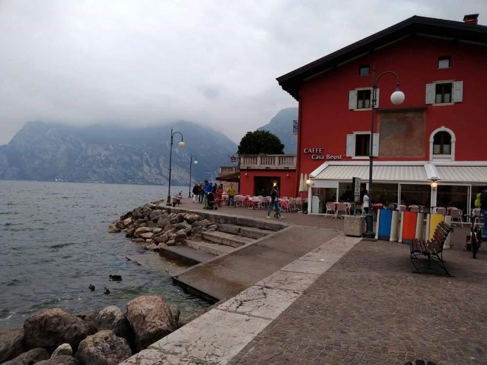 Vienna Cammarota è sul Lago di Garda 2017-10-02 E SUL LAGO DI GARDA L IMPRESA C E HA GIA PERCORSO A PIEDI 700 Km